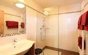 ferienwohnunglandhauswildschwendtellmauwochenbrunnweg14antjeappartementellmauertorbadezimmer.jpg